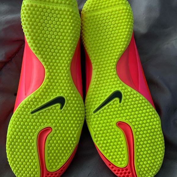 Nike Jr. Support Sneakers *NEVER WORN* - Picture 3 of 3